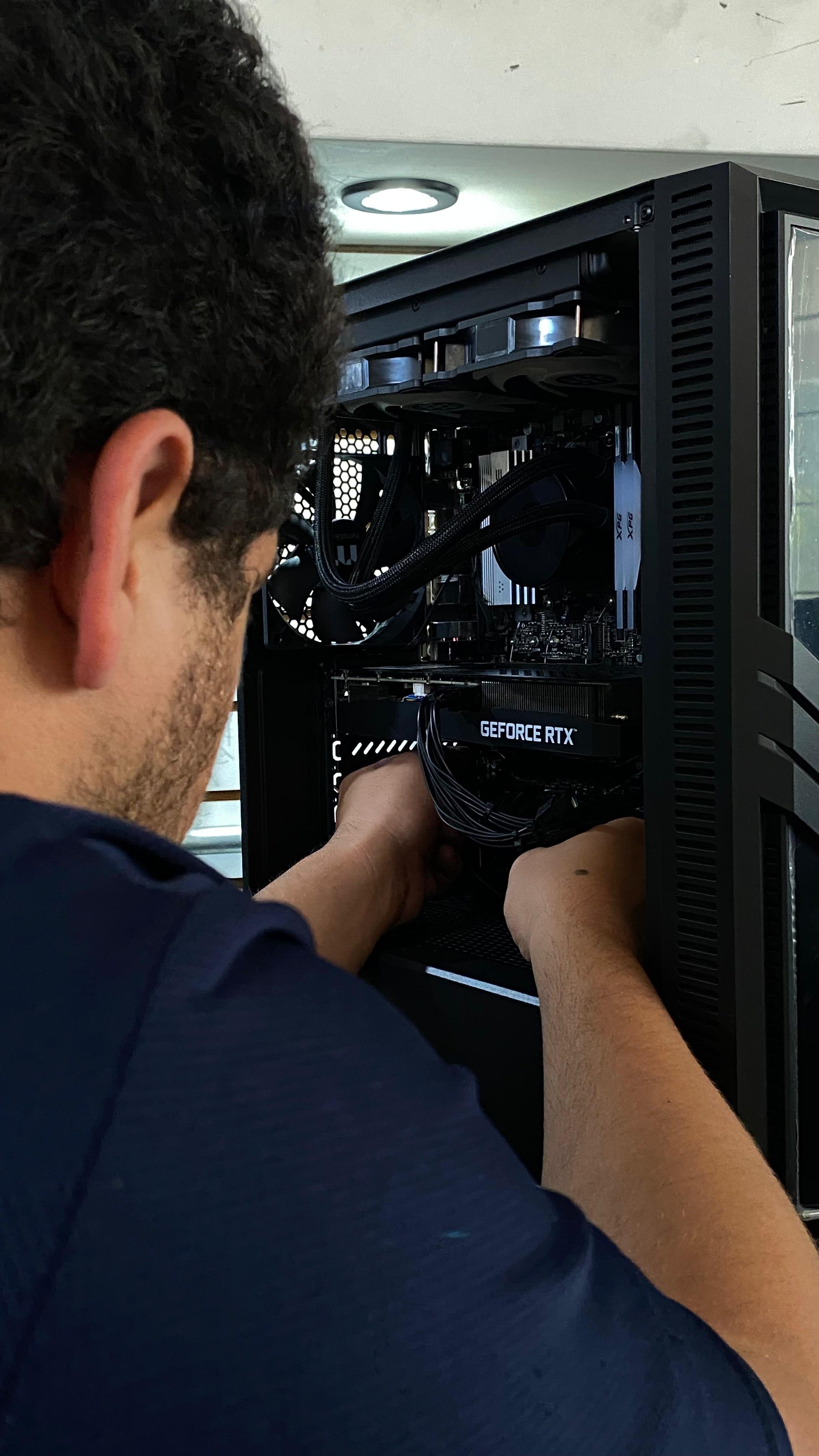 Técnico de Encode instalando una tarjeta gráfica en una computadora
