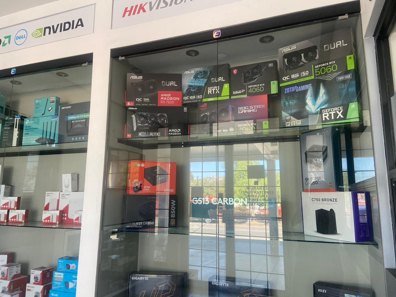 Vitrina de la tienda con tarjetas gráficas y fuentes de poder