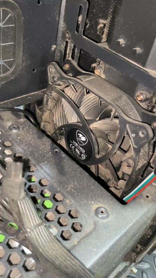Ventilador con polvo dentro de un gabinete antes del mantenimiento