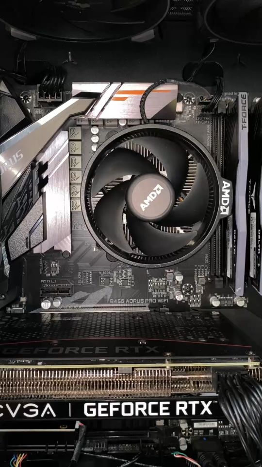 Interior de una PC gamer con tarjeta gráfica GeForce RTX