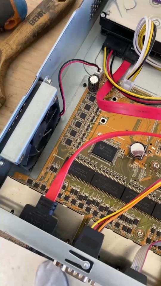 Tarjeta y cables dentro de un equipo en reparación
